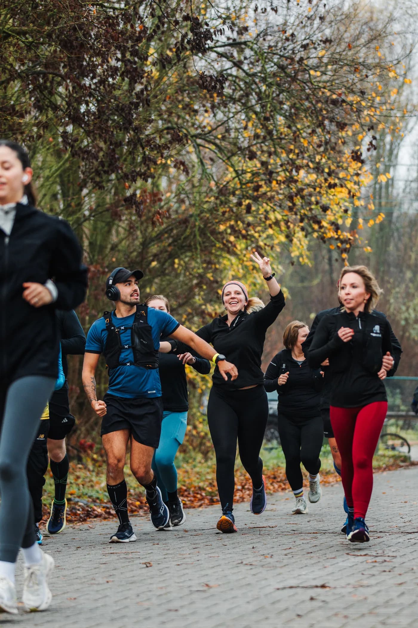 Groep lopers zwaait naar de camera