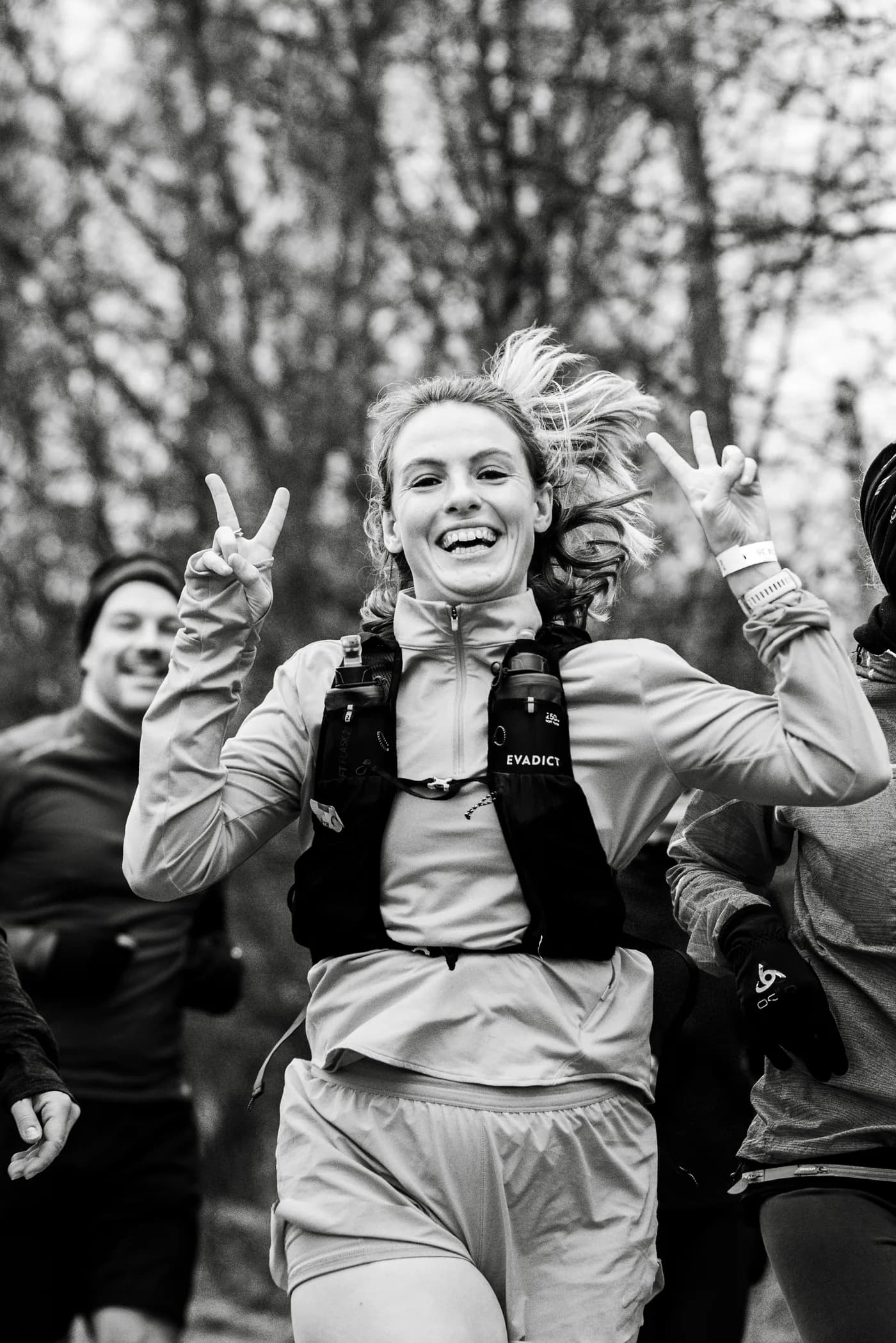 Lopers lachen in zwart-wit